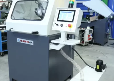 Afiladora equipada con instalación de lubricación y refrigeración, capacidad del depósito 60 litros (equipamiento a petición)