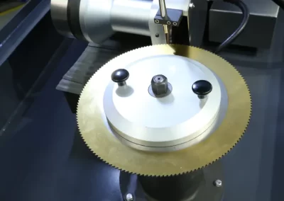 Grande accessibilità alla cabina di lavorazione, ergonomicità. Montaggio della sega circolare con flange, per elevata rigidità e precisione