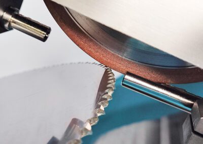 Smussatura laterale dei denti semplice e precisa