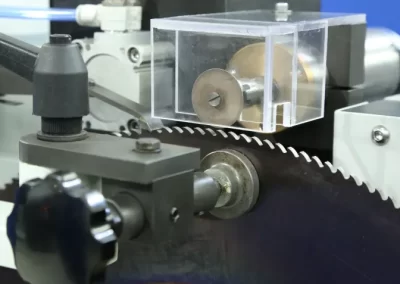 Esecuzione degli intagli rompitruciolo in un solo giro della sega circolare